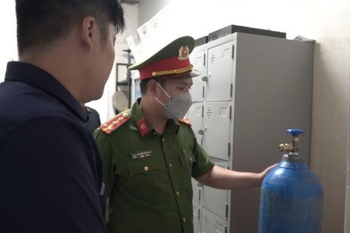 Bị phát hiện bán bóng cười, chủ quán bar chống đối, thách thức Công an