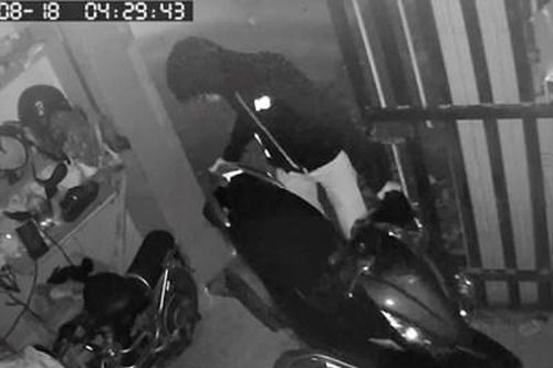 Trộm đột nhập nhà dân 'cuỗm' 2 xe tay ga đắt tiền