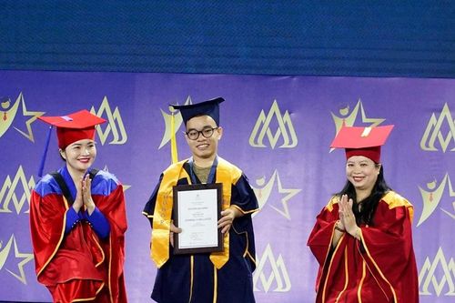 Thủ khoa đặc biệt khiến hiệu trưởng phải 'khuỵu gối' trao bằng