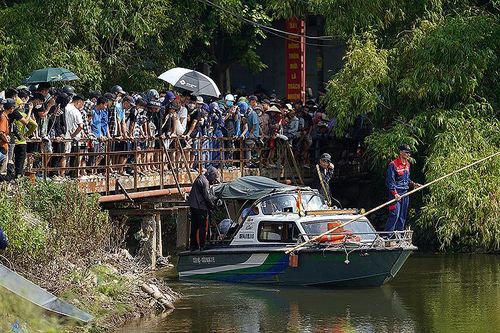 Đưa 2 ca nô và camera quay dưới nước tìm kiếm cô gái mất tích hơn 1 tháng qua