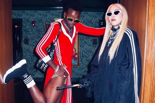 Là cầu thủ bóng đá, con trai Madonna vẫn thích diện váy vóc sang chảnh, hợp trend