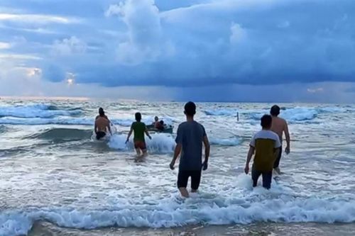 Dũng cảm lao ra biển cứu 5 du khách bị sóng cuốn, người đàn ông không gặp phép màu
