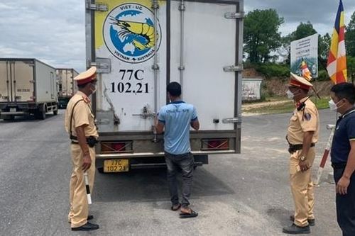Thuốc lá Jet nhập lậu 'núp' trong ôtô dán logo chở tôm giống