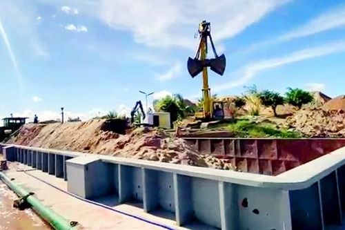 Buộc 15 sà lan chở quá tải phải hạ tải ngay trên sông Tiền