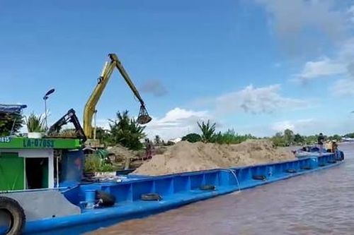 15 sàn lan chở quá tải trên sông Tiền bị xử phạt, buộc hạ tải