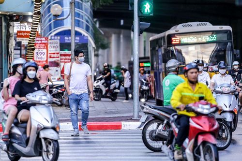 Bị ô tô, xe máy cướp làn ưu tiên, người đi bộ thấp thỏm qua đường