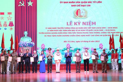 Khen thưởng 8 tập thể, cá nhân có thành tích trong phong trào toàn dân bảo vệ an ninh Tổ quốc