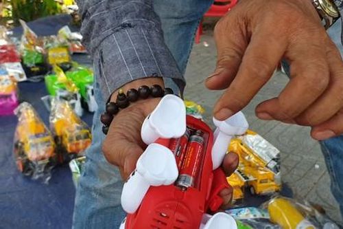 Kinh hãi đồ chơi trẻ em chạy bằng pin không nhãn mác bày bán la liệt từ lề đường đến siêu thị