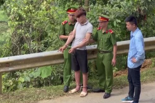 Bắt ngay đối tượng cướp tài sản của bé gái bán hoa quả ven đường