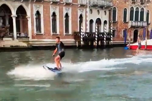 Bị trục xuất khỏi Venice vì lướt ván điện trên nước