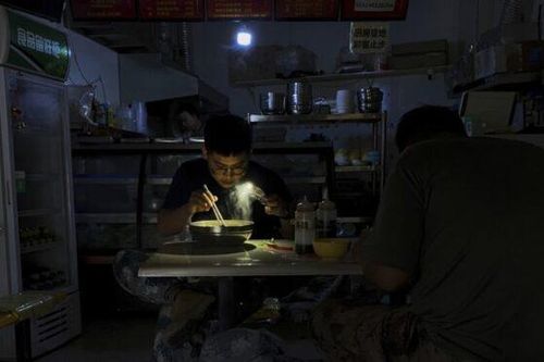 Thành phố Trung Quốc tắt đèn, đóng cửa hàng loạt nhà máy