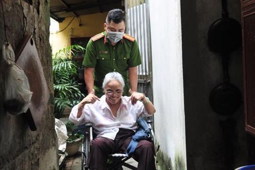 Hình ảnh đẹp 19/8: Công an đến nhà, tận tình đón người già đi làm CCCD