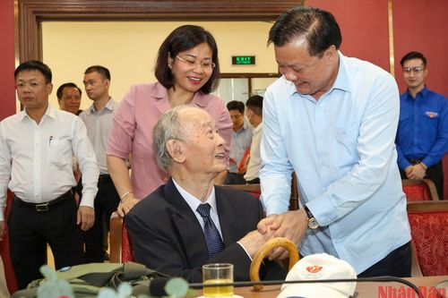 Gặp mặt Ban Liên lạc các chiến sĩ Việt Minh thành Hoàng Diệu