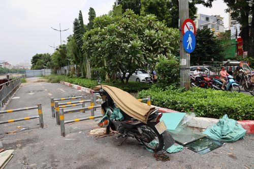Nhếch nhác đường đi bộ dọc ven sông Tô Lịch