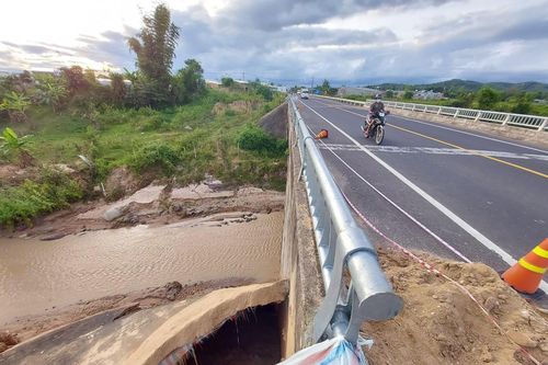 Mố cầu đường tránh nghìn tỷ 'hở hàm ếch'