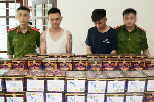 Bắt 2 đối tượng dùng ô tô chở 350kg pháo đi tiêu thụ