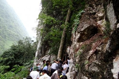 Bí ẩn những hang mộ cổ trên vách núi