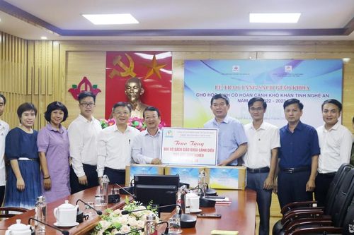 Trao tặng 600 bộ sách giáo khoa cho học sinh khó khăn của tỉnh Nghệ An