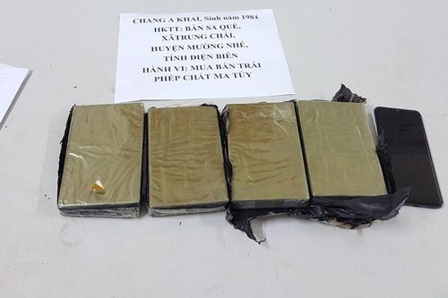 Bắt đối tượng mua bán trái phép 4 bánh heroin