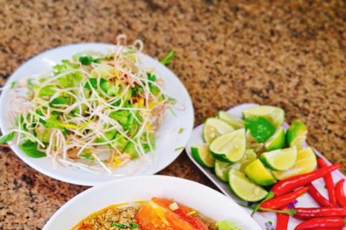 Quán bún rạm 'bán không ngơi tay' cả ngày ở Quy Nhơn