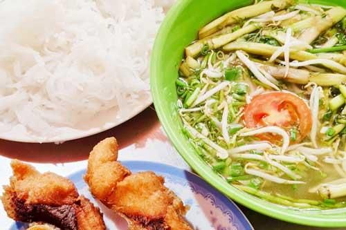 Quán bún cá dưới gốc đa cổ thụ 'ngon hết nước chấm' ở Hà Nội