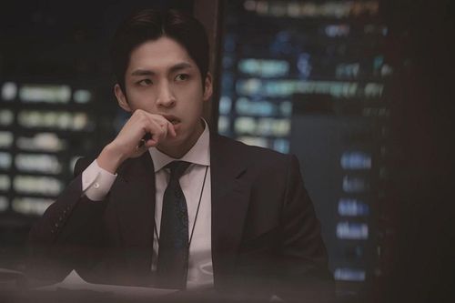 Nam phụ Nữ Luật Sư Kỳ Lạ Woo Young Woo gặp biến lớn