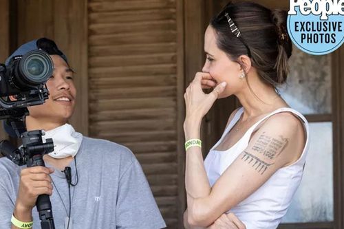 Angelina Jolie và cậu con trai nuôi người Việt Pax Thiên rất ăn ý khi làm việc trên phim trường
