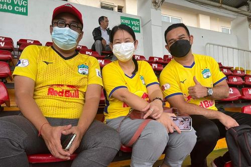 Vợ Kiatisuk đến sân Pleiku cổ vũ cho HAGL