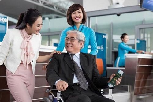 Chính sách giảm giá vé cho người cao tuổi khi đi xe khách đường dài, máy bay ra sao?