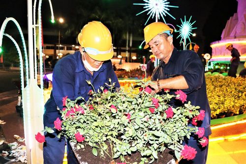 Công ty Cổ phần Môi trường đô thị An Giang làm sạch đẹp đường phố chào mừng kỷ niệm 134 năm Ngày sinh Bác Tôn