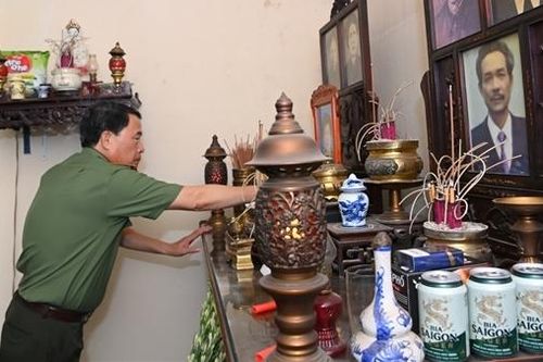 Dâng hương, tưởng nhớ các đồng chí cố lãnh đạo Bộ Công an