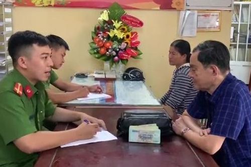 Công an phường trao trả 100 triệu đồng cho người đánh rơi