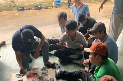 Đột kích sòng bầu cua chuyên 'phục vụ' công nhân trong nhà kho công ty