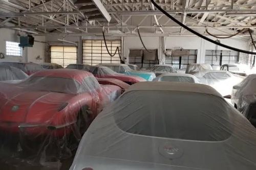Cận cảnh bộ sưu tập xe cổ khổng lồ được cất giấu hơn 30 năm