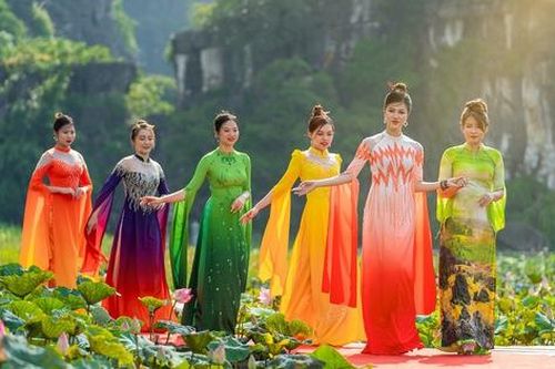 NTK Hoàng Ly 'phiêu' với sương ở Hang Múa