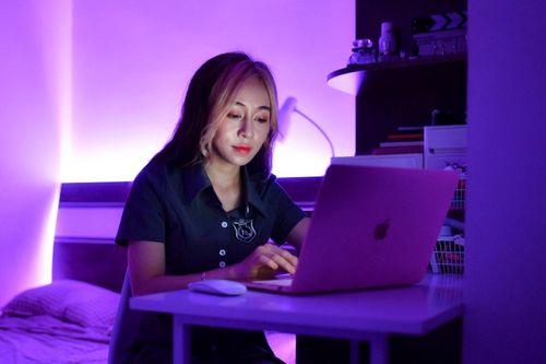 Mệt mỏi vì nhóm chat công việc hoạt động tới tận nửa đêm