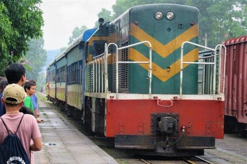 Nam thanh niên thoát chết sau khi bị tàu hỏa đâm