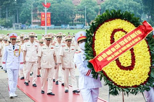 Đoàn đại biểu Đảng ủy Công an Trung ương vào Lăng viếng Chủ tịch Hồ Chí Minh