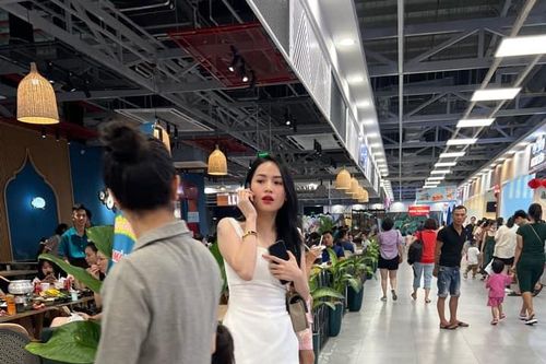 Nhan sắc thật của 'chiến thần review' Võ Hà Linh có giống ảnh mạng?