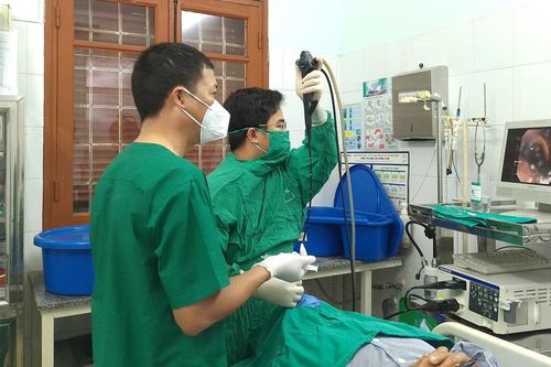 Điều trị ho khắp nơi không khỏi, cụ bà 68 tuổi bất ngờ phát hiện dị vật mắc kẹt trong đường thở