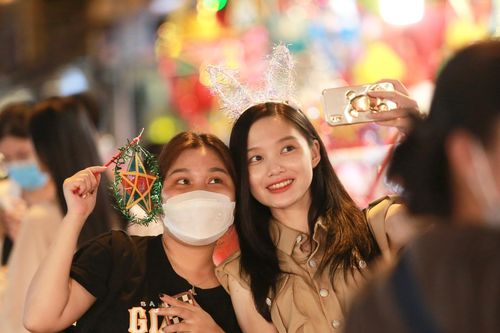 Bạn trẻ háo hức tận hưởng không khí Trung thu sớm ở phố Hàng Mã