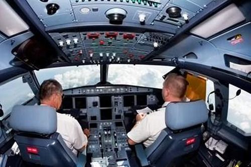 Máy bay quên hạ cánh do phi công ngủ gật
