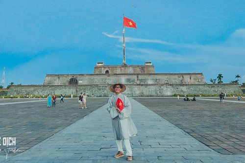 Chàng trai 'mê xê dịch' mang áo dài truyền thống đi khắp đất nước