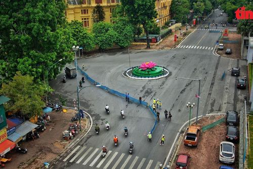 Ngày đầu phân luồng giao thông thi công ga ngầm S12 dự án Metro Nhổn-ga Hà Nội