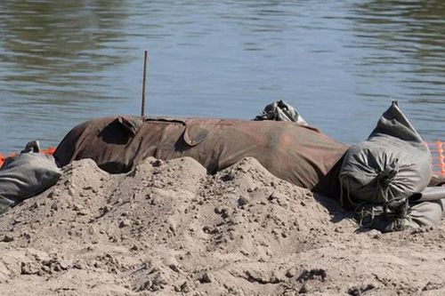 Bất ngờ phát hiện quả bom 'khủng' sau đợt hạn hán khắc nghiệt ở Ý