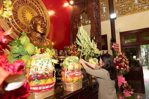 Phó Chủ tịch nước Võ Thị Ánh Xuân dâng hương tưởng nhớ Chủ tịch Tôn Đức Thắng tại An Giang