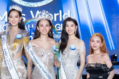 Bất chấp chiều cao 'nấm lùn', ái nữ nhà Minh Nhựa vẫn tự tin đọ dáng cùng top 3 Miss World Vietnam 2022
