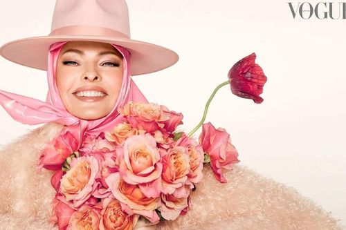 Không ngại mặt biến dạng, 'chị đại' Linda Evangelista tự tin trở lại làng mốt