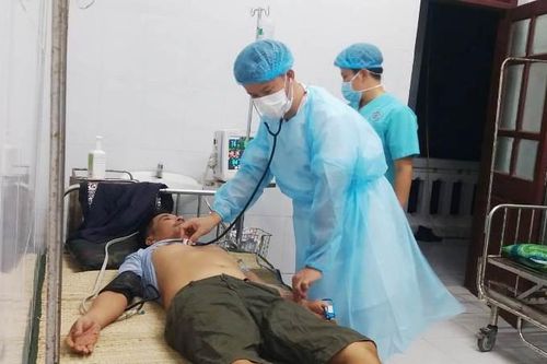 Bệnh xá đảo Song Tử Tây cấp cứu ngư dân gặp nạn trên biển