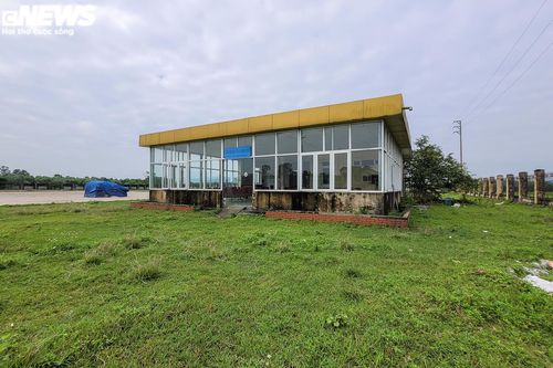 Thi thể người đàn ông trong bến xe bỏ hoang ở Hà Tĩnh